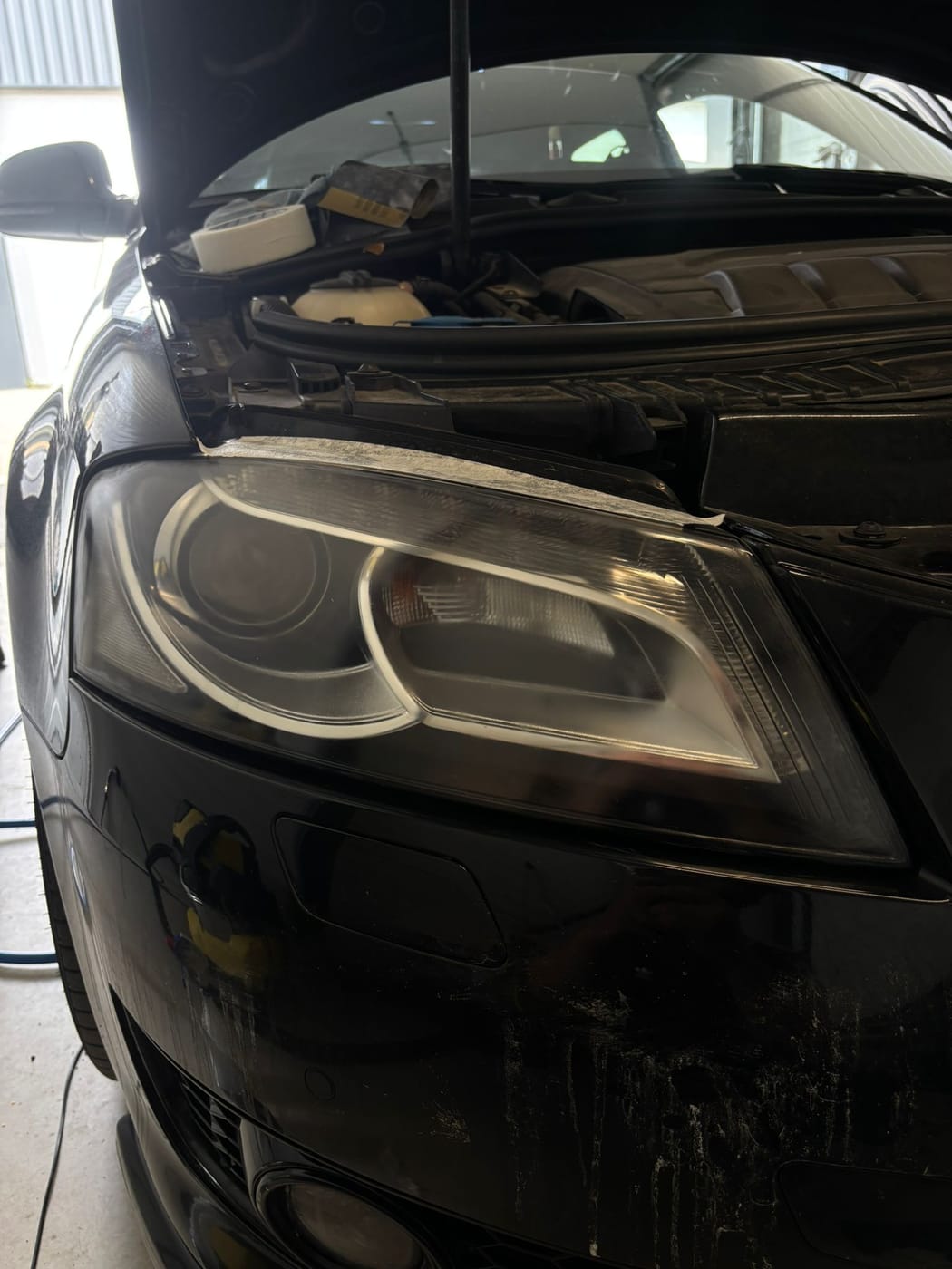 Phare d'Audi A3 rénové, redevenu transparent, par O'Clean Car